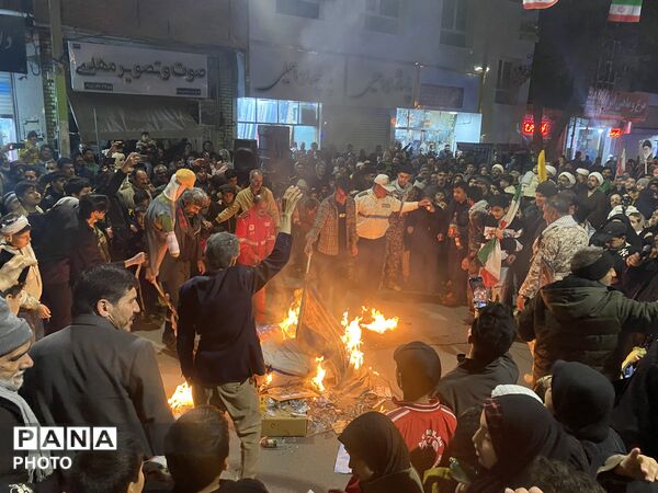  حضور مردم باخرز در آیین دشمن‌سوزی چهارشنبه‌سوری آخر سال