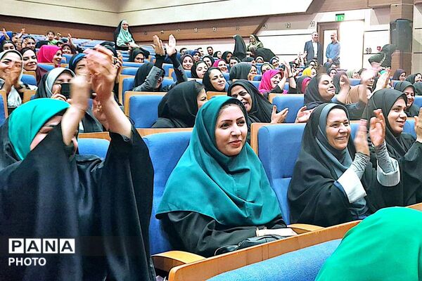 آیین تجلیل از معلمان پایه اول ابتدایی شهریار درسالن همایش خلیج فارس