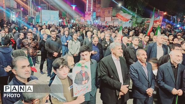 استقامت مردم کوهدشت در شب شصت‌وسوم تجمعات شبانه در میدان امام خمینی(ره)