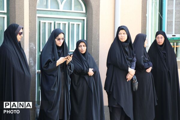 غبارروبی مزار شهدا با حضور مسئولین شهرستان سملقان