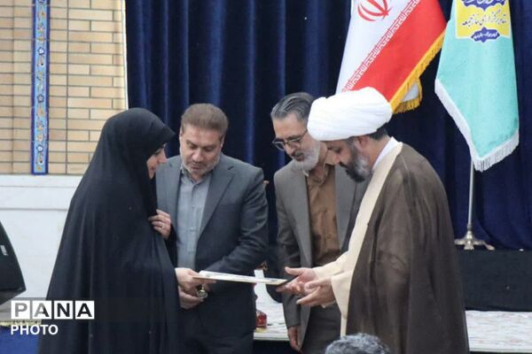 تجلیل از خادمین عرصه تربیت در نمازجمعه باقرشهر و کهریزک 