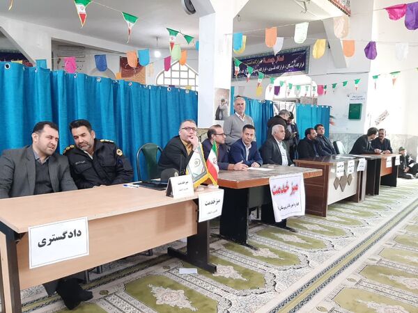 برپایی میز خدمت مشاوره در مصلی نماز جمعه آشخانه