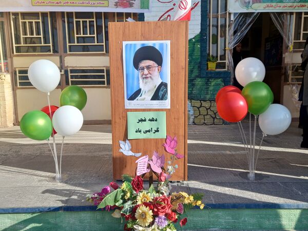 دانش‌آموزان هلیلانی به استقبال دهه مبارک فجر رفتند