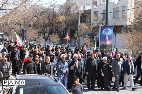 راهپیمایی دانش‌آموزان در همدان
