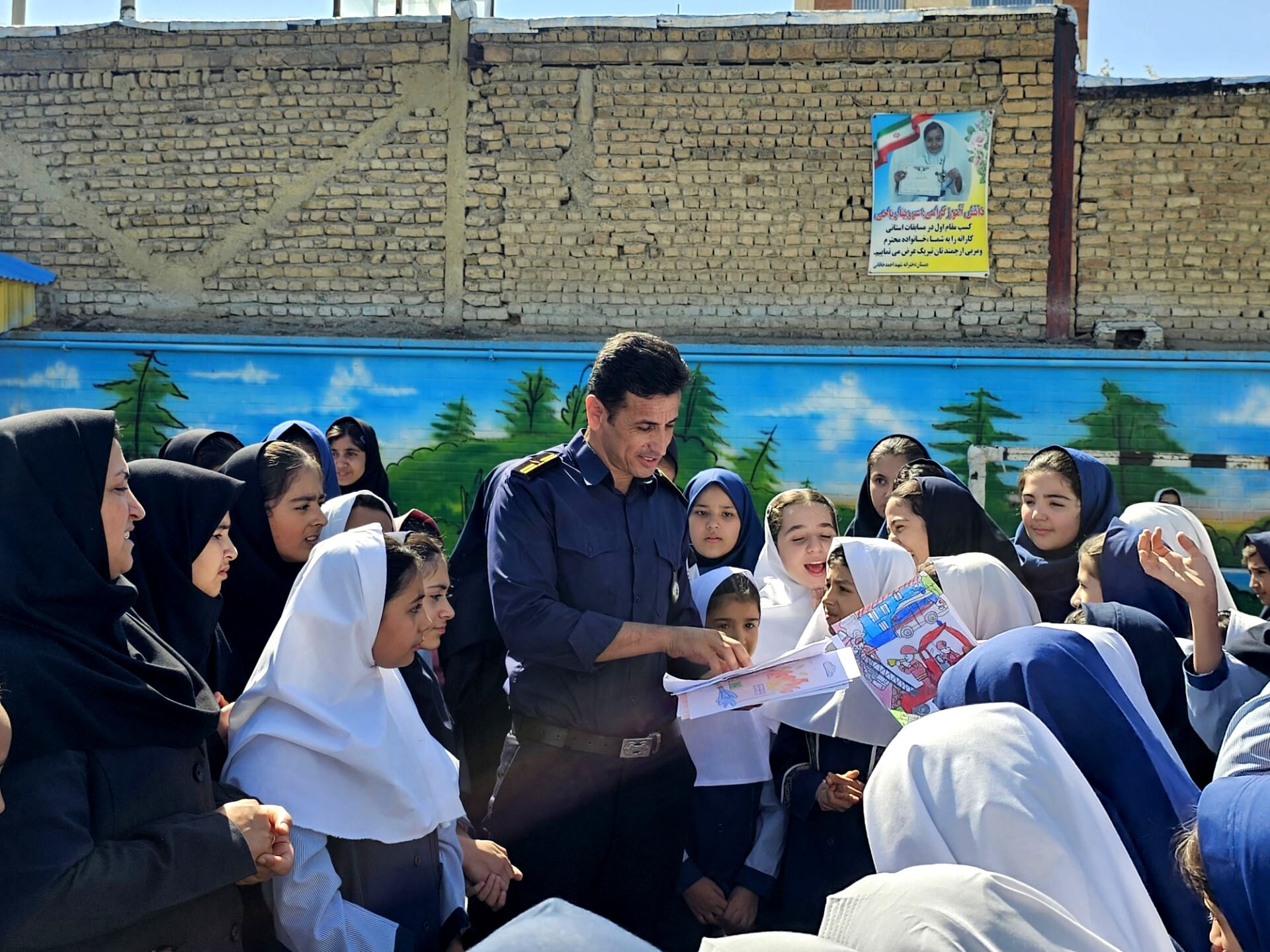 بزرگداشت روز آتش‌نشان در مدرسه شهید خاقانی شهرستان شیروان