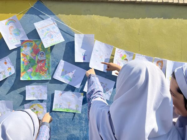 از «درخت آرزوها» تا «نمایشگاه هنری» در جشن روز کودک دبستان احمد کاظمی ۲