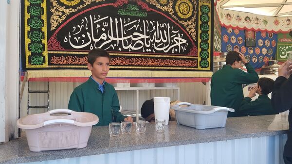 حضور نوجوانان در میدان شهدای مشهد برای استقبال و پذیرایی از زائران امام رضا(ع)