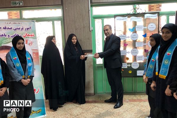 آیین سپاس مربی با حضور پیشتازان سازمان دانش آموزی در ناحیه دو شهرری 