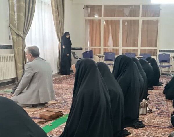 برپایی نماز جماعت در مکتب النرجس
