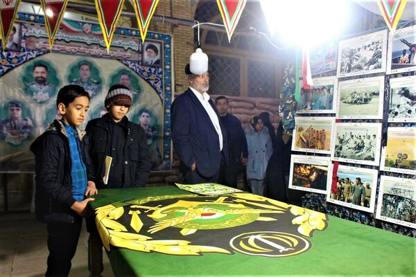 استقبال نوجوانان از غرفه‌های یادواره شهدای مسجد جامع قم