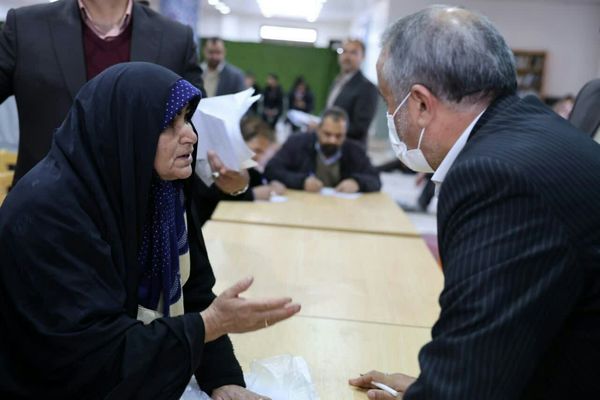 میز خدمت مسئولان در مصلی المهدی بیرجند 