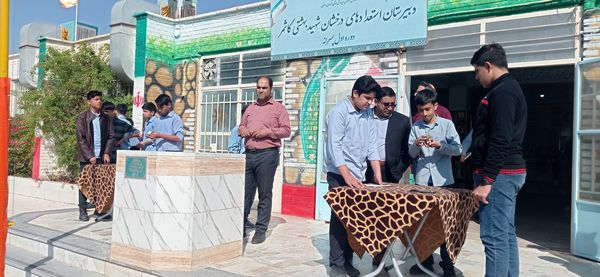 مسابقات درون مدرسه‌ای حل مکعب روبیک در دبیرستان شهید بهشتی کاشمر