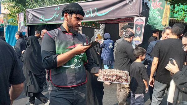 استقبال پر شور مردم از پیاده روی جاماندگان اربعین در مسیر خیابان ۱۷ شهریور تهران