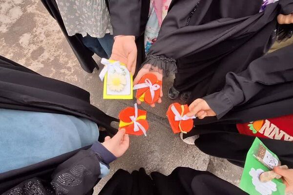 دهه فجر در آینه خدمات مردمی؛ برپایی میز خدمت و ایستگاه صلواتی