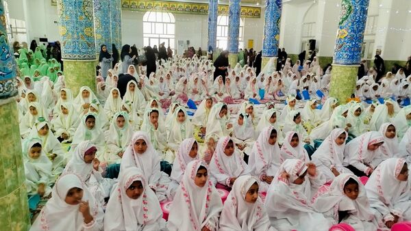برگزاری جشن تکلیف دو هزار دانش‌آموز دختر سوم ابتدایی در میناب