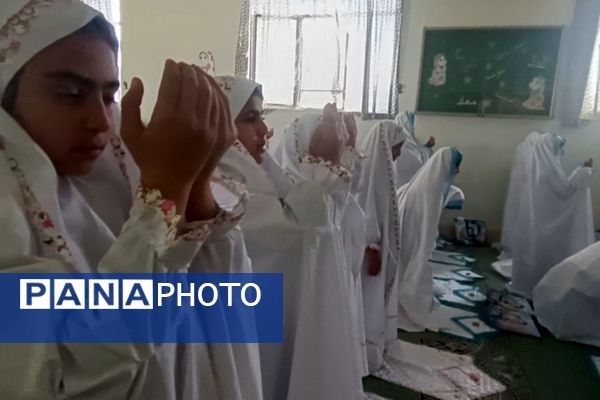 لحظه‌های ناب بندگی در نماز جماعت دانش‌آموزان آباده