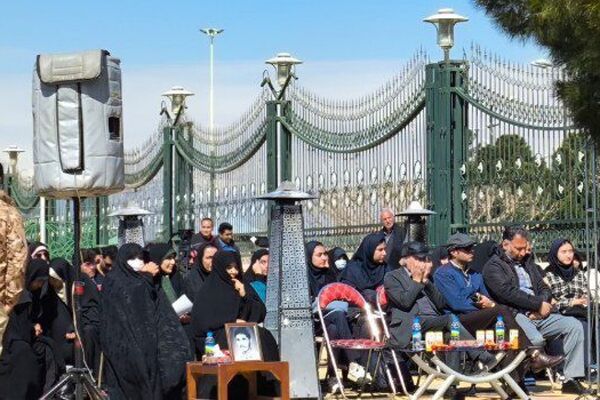 کاشت نهال توسط دانش‌آموزان دبیرستان سعادت کهریزک در محوطه حرم امام خمینی (ره)