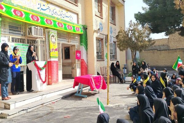 گلبانگ زنگ چهل و هفتمین پیروزی انقلاب اسلامی در مدرسه شهید مجید دهنوی 