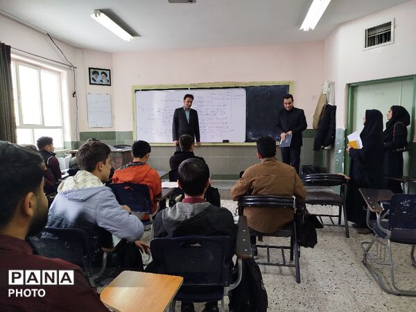 فرایند بررسی عملکرد معلمان منتخب دبیرستان نمونه آیت الله خامنه ای