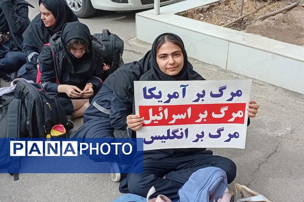  مراسم به مناسبت ۲۲ بهمن ماه در مدرسه شهید زهره‌وند، شهرستان قرچک