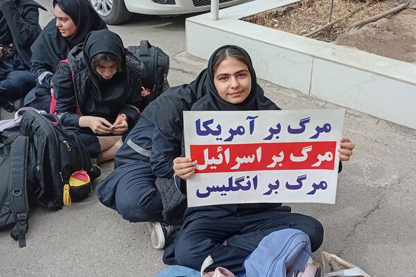  مراسم به مناسبت ۲۲ بهمن ماه در مدرسه شهید زهره‌وند، شهرستان قرچک