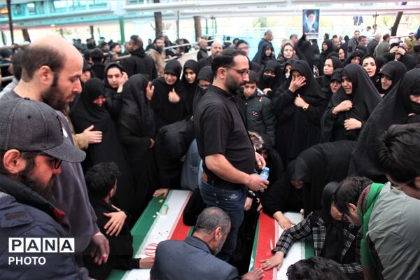 آیین خاکسپاری دانش‌آموز شهید جنگ رمضان با حضور معاون وزیر آموزش و پرورش در قم