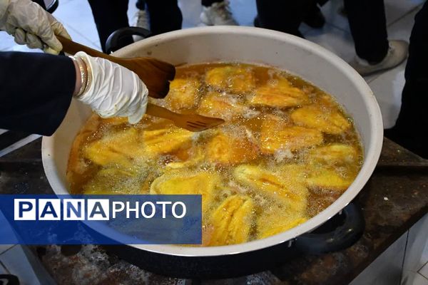 کارگاه طبخ آبزیان در دبیرستان میر فتح‌اله سید زنوزی شهر زنوز 