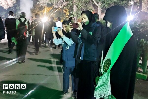 نوجوانان؛ پیشگامان میزبانی از مهمانان مراسم وداع و تشییع پیکر امام امت