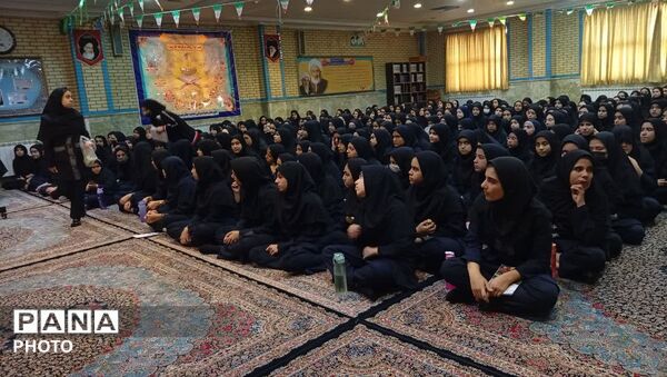 نمایشگاه خلاقیت های دانش آموزی در دبیرستان نفیسه فاضلی قم