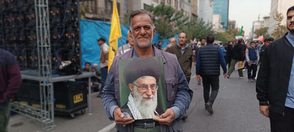 حضور مدیر آموزش و پرورش منطقه ۱۳ در راهپیمایی روز دانش‌آموز 