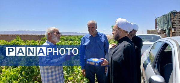 بازدید امام جمعه و رییس اداره کمیته امداد شهرستان خلیل‌آباد از کشاورزان 