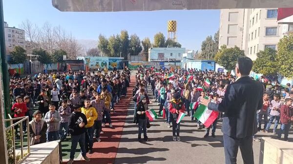  نواختن زنگ انقلاب در دبستان حضرت ابوالفضل(ع)2