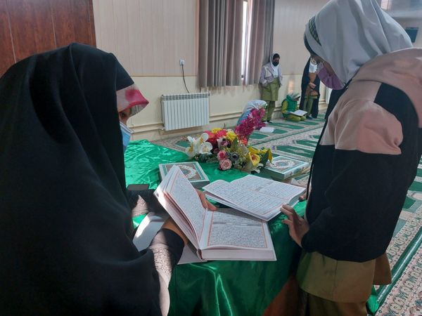 برگزاری مسابقات قرآن عترت و نماز در مدرسه شاهد حضرت معصومه (س)