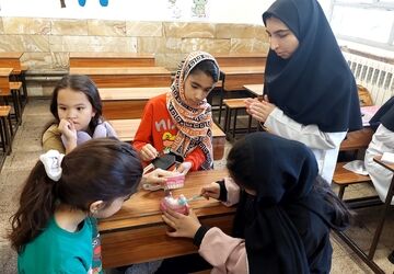 شادی‌آفرینی تیم هلال احمر در اردوی جهادی محبت برای کودکان 