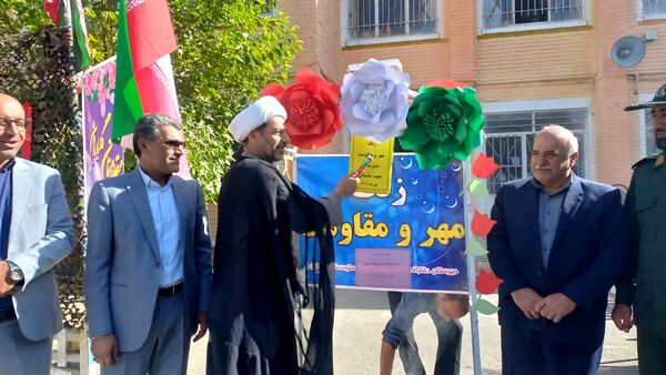 نواخته شدن زنگ مهر و مقاومت در دبیرستان شهید سلیمانی فیروزان با حضور مسئولان استانی و منطقه‌ای