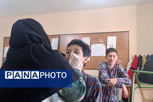 اجرای طرح وارنیش فلوراید در آموزشگاه معارف ۶ شیراز