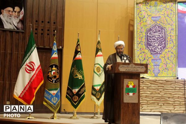 رونمایی از نخستین جلد دانشنامه دفاع مقدس استان قم