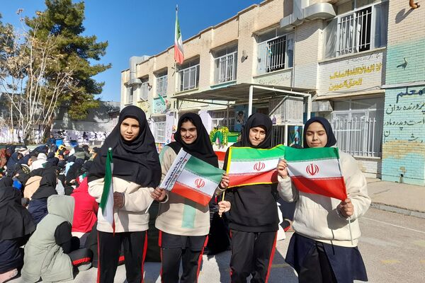بزرگداشت دهه فجر در دبیرستان شاهد فیض ناحیه 3 شیراز