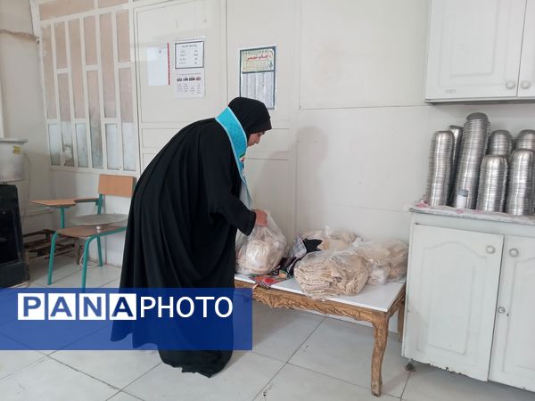 دانش‌آموزان کوهدشتی در خدمت زوار حسینی