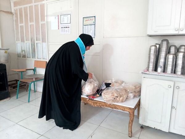 دانش‌آموزان کوهدشتی در خدمت زوار حسینی