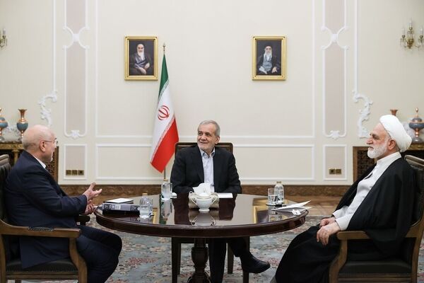 تأکید سران قوا بر تحکیم وحدت ملی و صیانت از اقتدار ایران