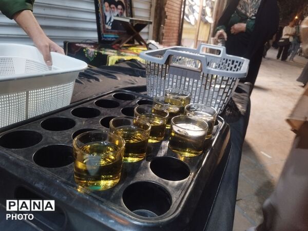 چایخانه حوزه علمیه گلشن برپا شد؛ جرعه‌ای علم و اخلاص به نیت شهدا
