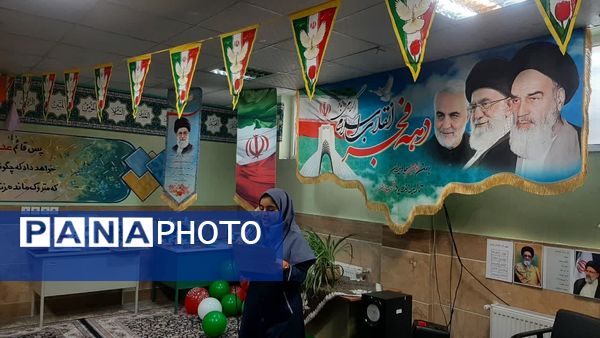 جشن با شکوه انقلاب در دبیرستان فدک منطقه ۱۲