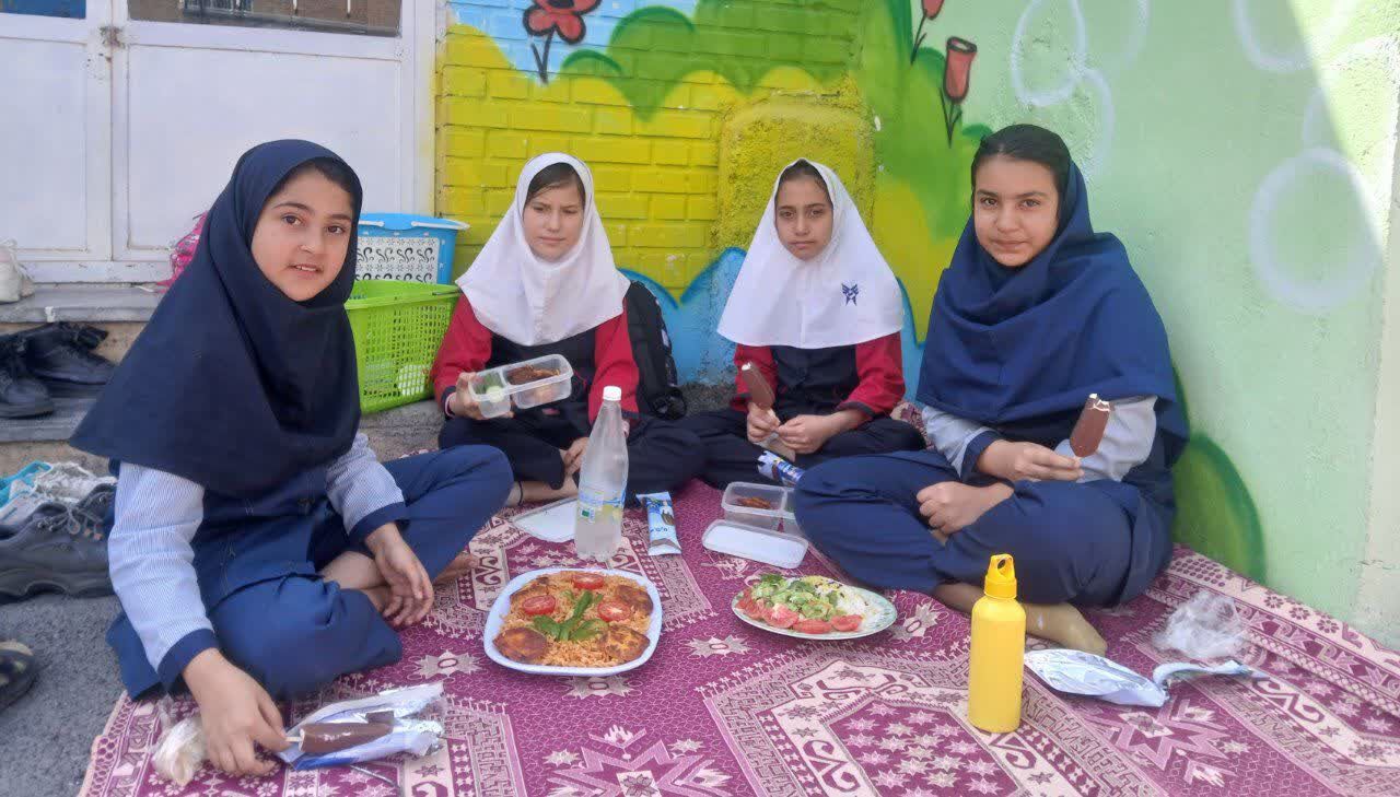 بازارچه درون مدرسه در دبستان دخترانه شهید احمد خاقانی شیروان