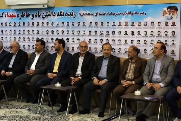 ضیافت افطاری جمعی از دانش‌آموزان با امام جمعه یزد 