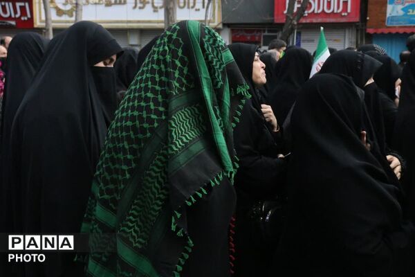  حلما با عروسک‌ها سوگ خانواده شهیدش را در آغوش کشید