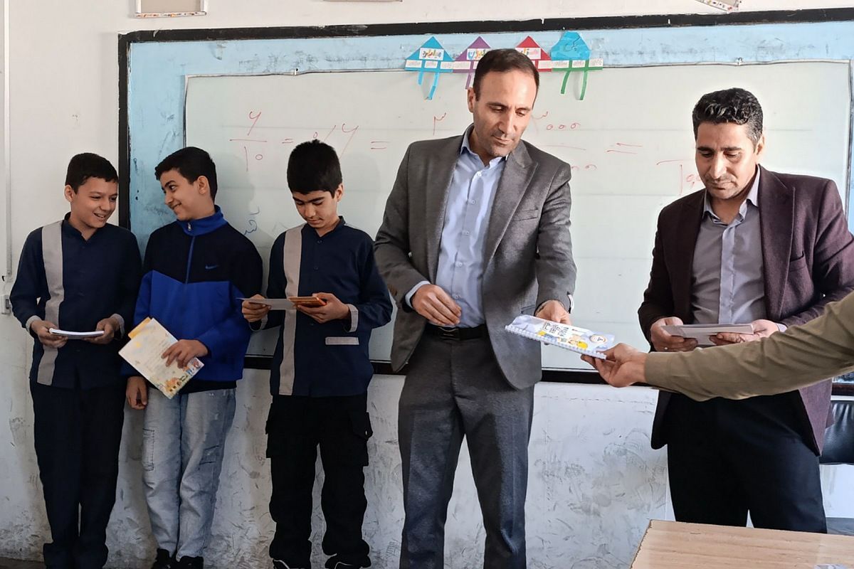 تقدیر از دانش‌آموزان ممتاز دبستان پسرانه شیخ صدوق صباشهر