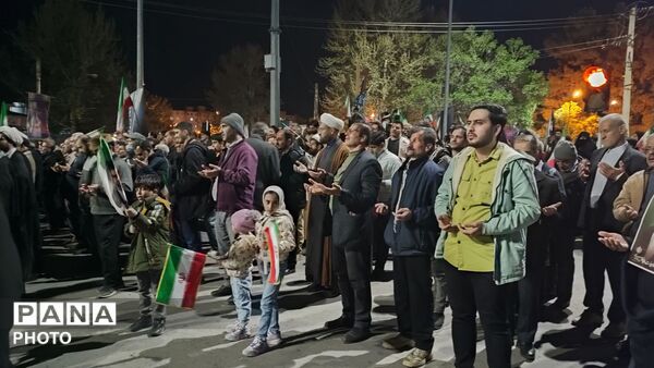 همبستگی در صف اول از راهپیمایی‌های شبانه تا پاسداشت روز معلم