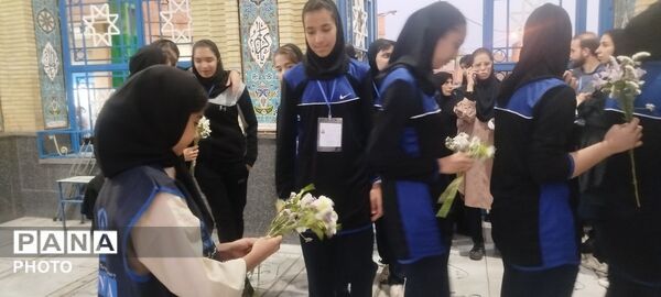 تجدید میثاق دانش‌آموزان ورزشکار با شهدا در سمنان