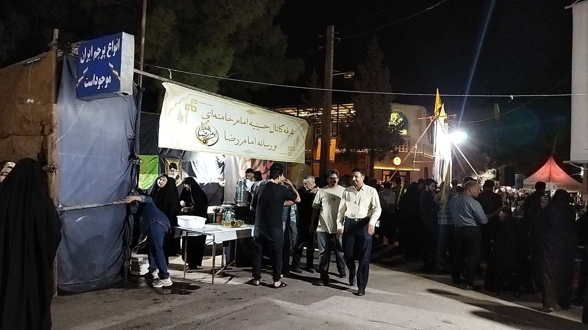 غرفه کانال حسینیه امام خامنه ای و رسانه امام رضا در دویست و شانزدهمین شب از اجتماعات مردمی نیشابور 